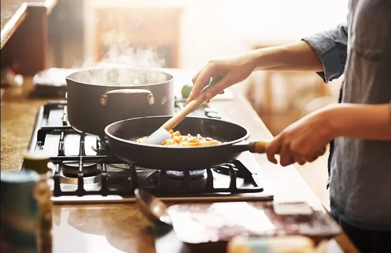 Thay đổi thói quen nấu nướng giúp gia đình tiết kiệm gas hiệu quả hơn mỗi tháng.