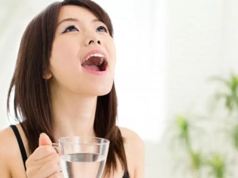 meo chua nhiet mieng tai nha giup giam dau rat nhanh lanh